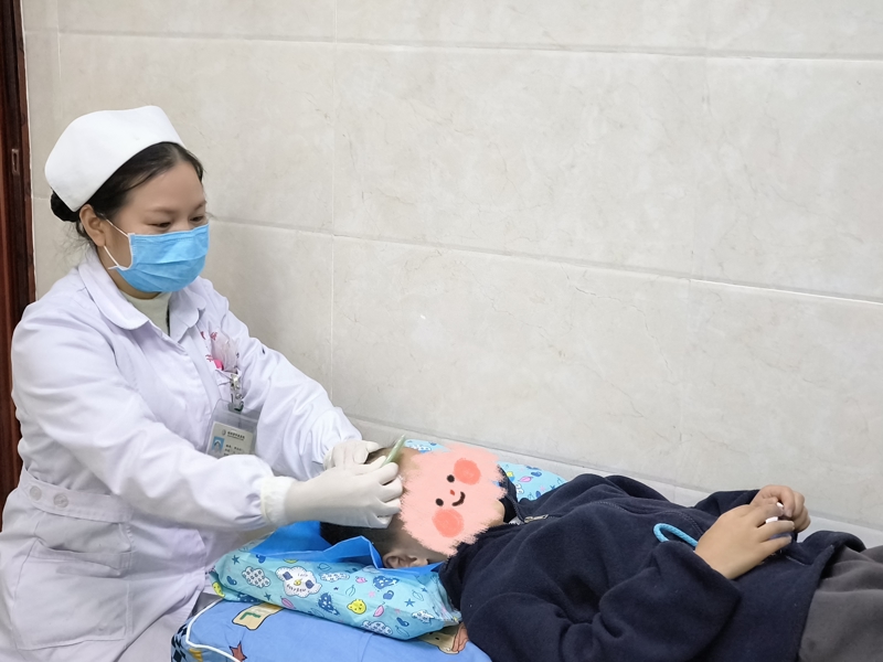 孩子反复鼻塞流涕怎么办？买大小平台赚钱网站是什么小儿鼻部刮痧法来帮忙！
