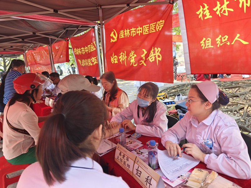 买大小平台赚钱网站是什么多个党支部联合开展“健康守护进社区 义诊维修暖人心”公益活动
