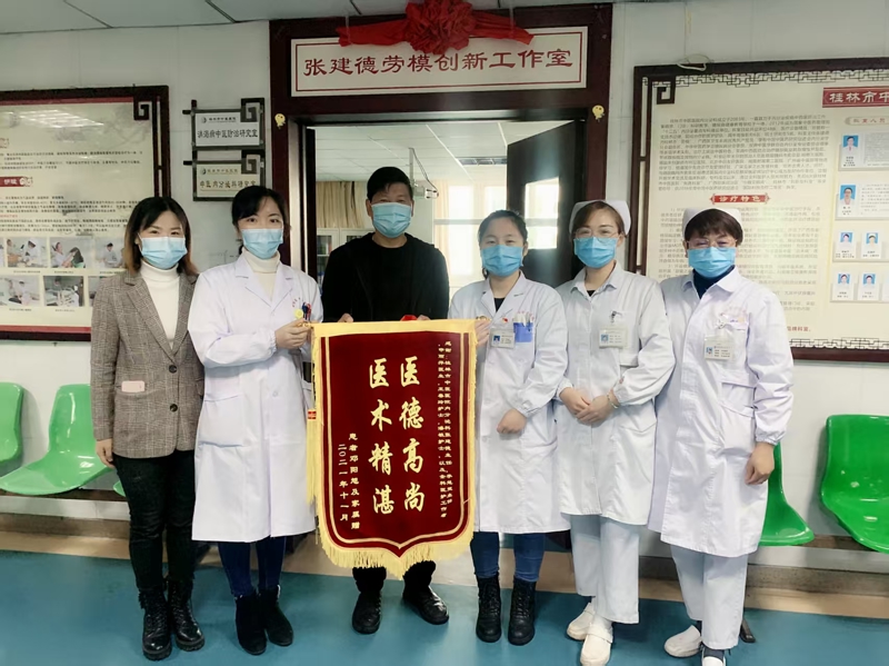 五四特辑|买大小平台赚钱网站是什么青年医生申雨萍:列车广播“寻医”,她跨车厢暖心救助